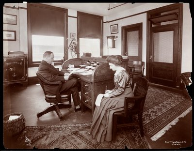 Man met zijn secretaris die dicteert in een privé-kantoor bij Parke, Davis und Co., chemici, Hudson und Vestry Streets, New York, 1910 door Byron Company